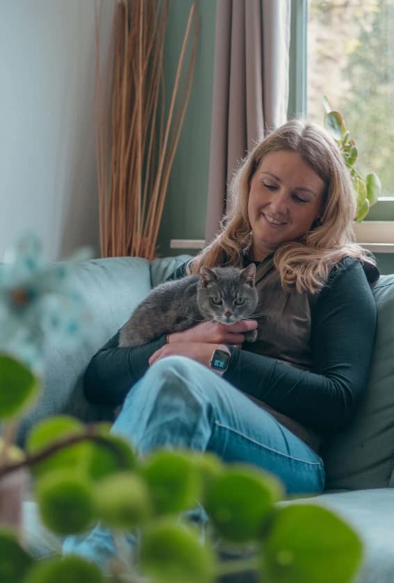 Huisdier blijft rustig en ontspannen in zijn eigen huis