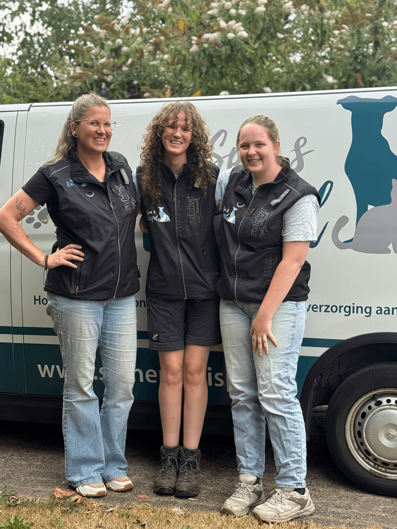 Hond wordt opgehaald voor de wandeling